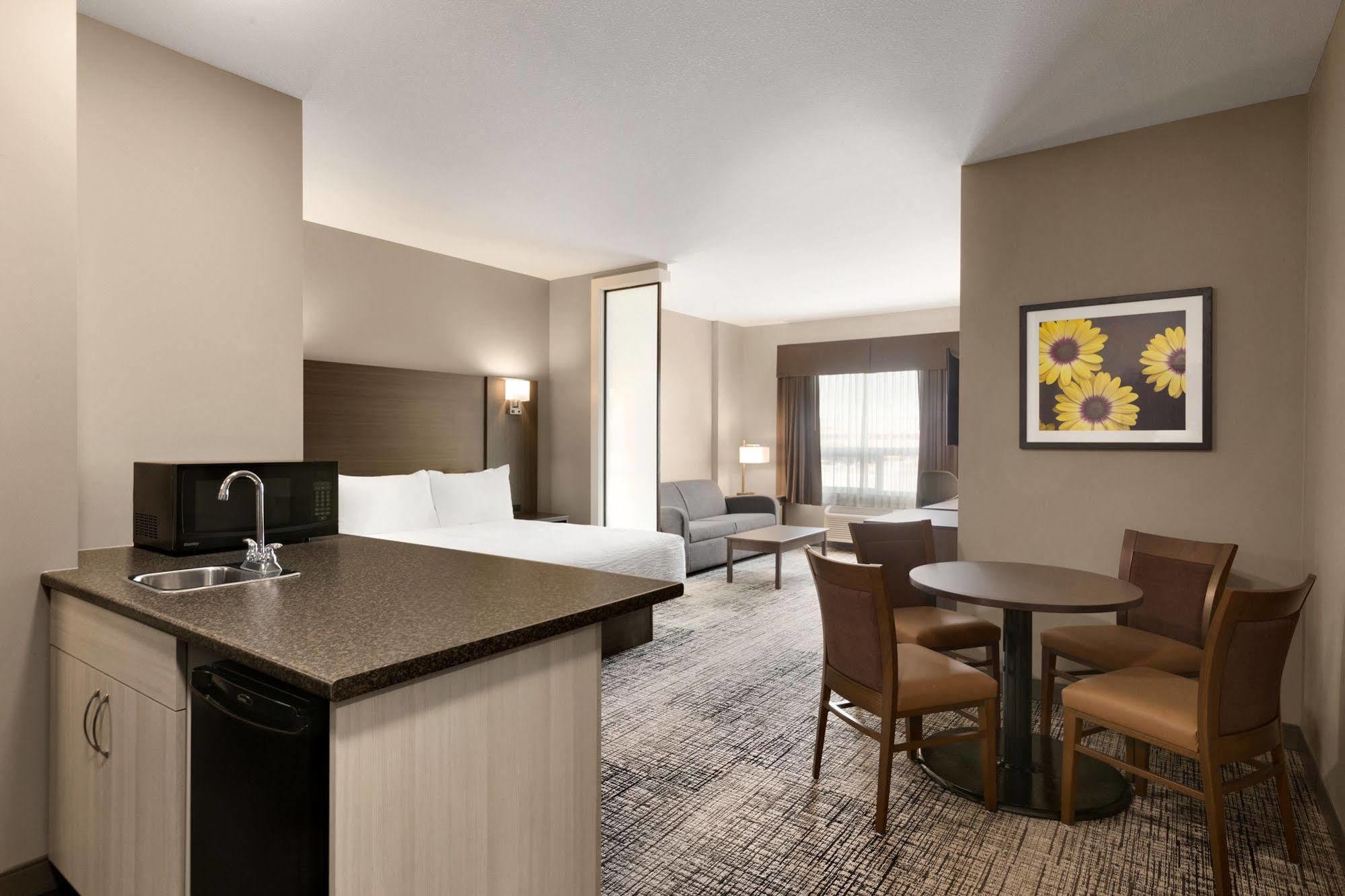 Days Inn & Suites By Wyndham Warman Extérieur photo